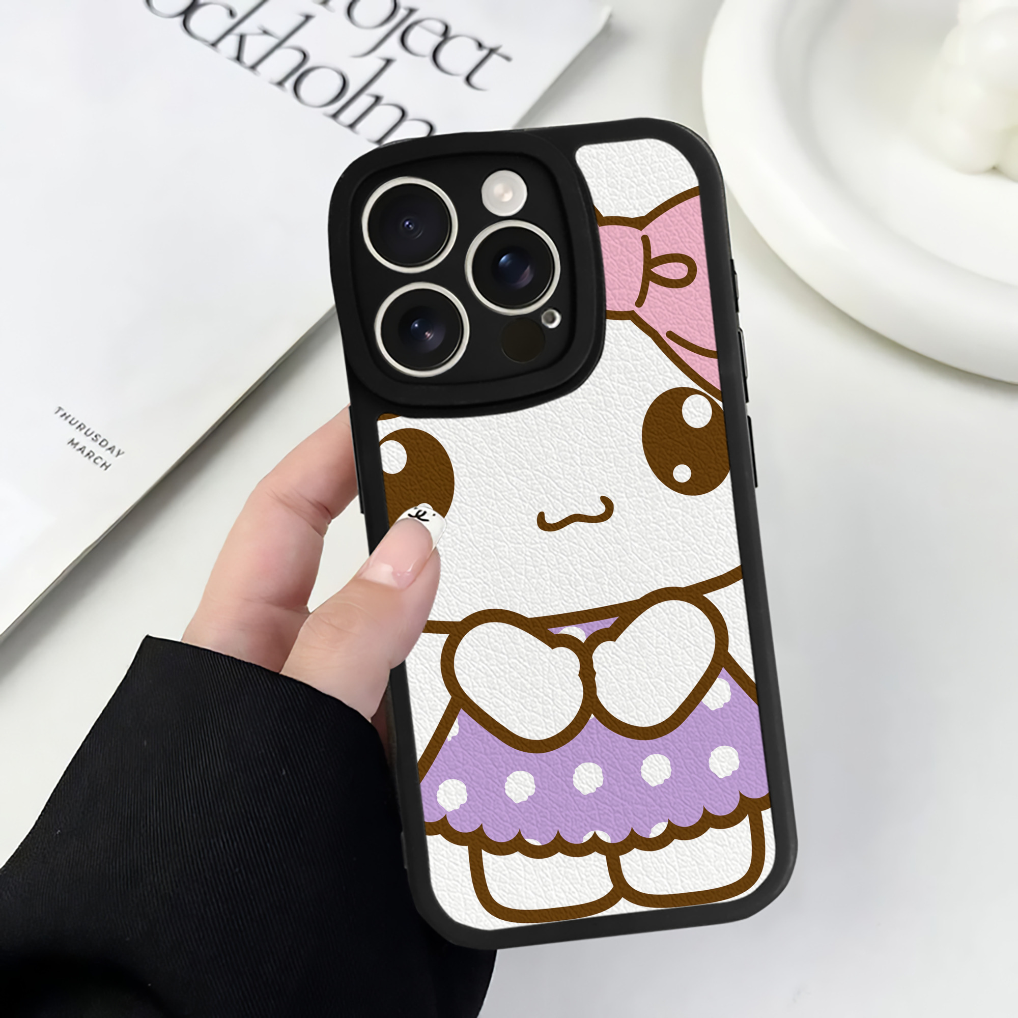 （画像用） Hello Kitty ハローキティ 【iPhone 16シリーズ対応】シリコンスマホケース（レザー調） 材質：シリコン